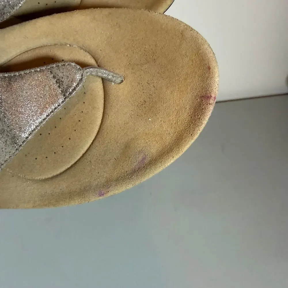 Clarks Laurieann Rae Metallic Thong Sandal Womens 9 Beige Leather Bow Detail